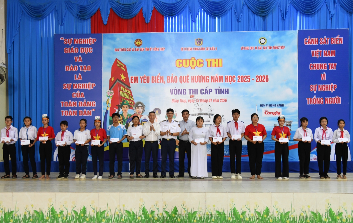Trao học bổng cho học sinh có hoàn cảnh khó khăn tại Đồng Tháp
