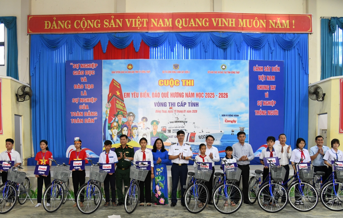 Trao xe đạp cho các em học sinh tỉnh Đổng Tháp 