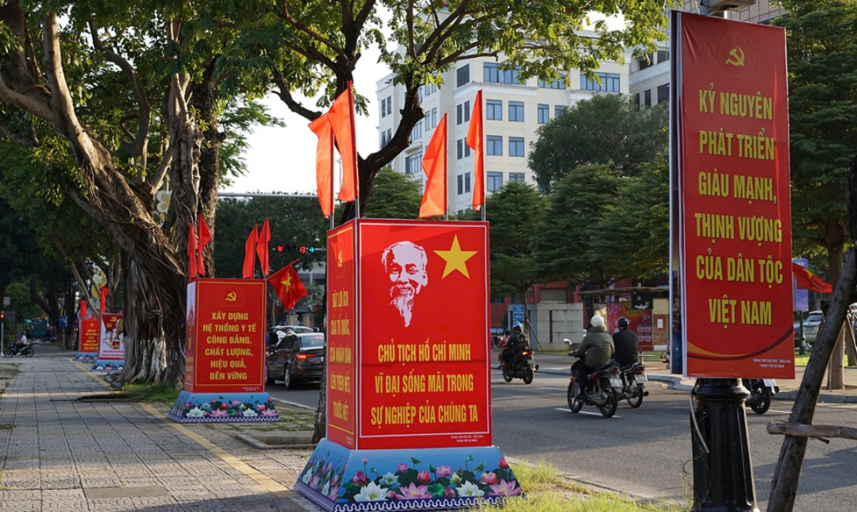 Đường phố Đà Nẵng rực rỡ các pano, băng rôn tuyên truyền về Đại hội Đảng lần thứ XIV