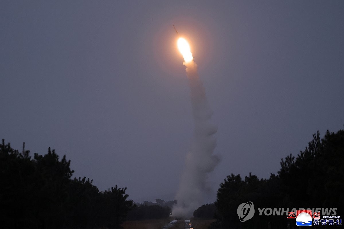 Triều Tiên phóng tên lửa đạn đạo (ảnh Yonhap News)