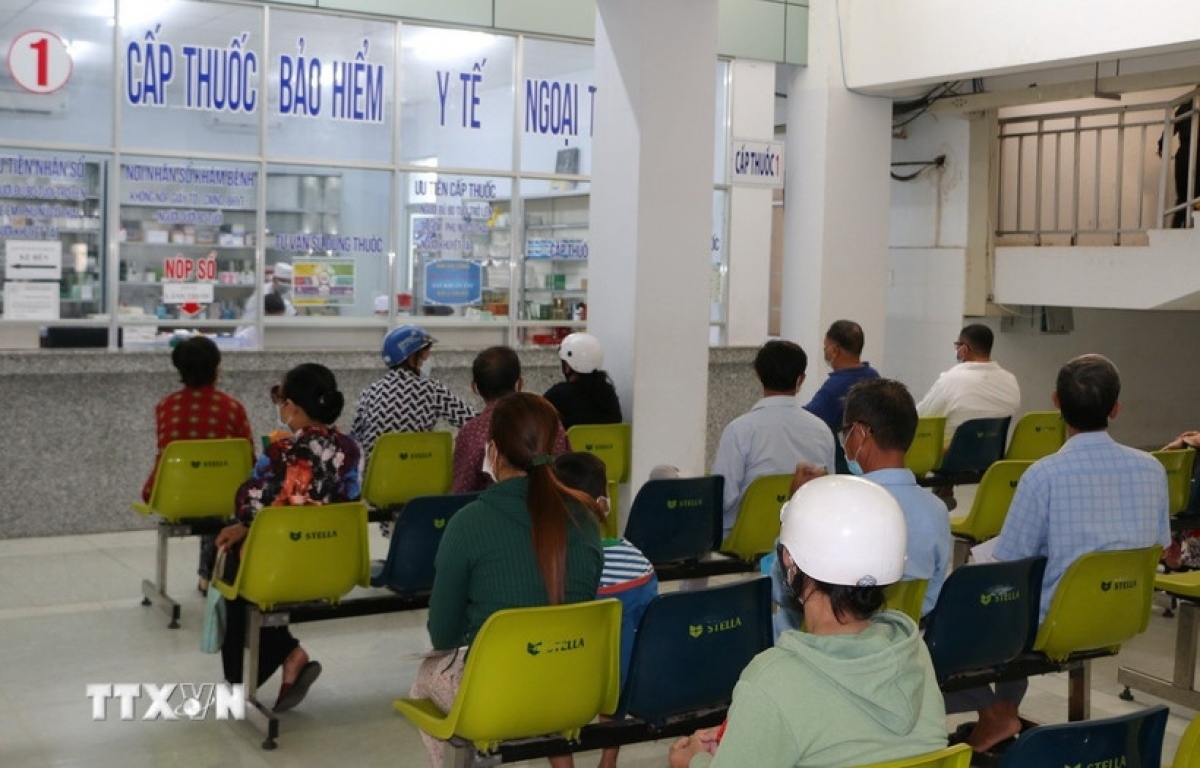 Bệnh nhân chờ nhận thuốc bảo hiểm y tế tại Bệnh viện đa khoa Bạc Liêu. (Ảnh: Tuấn Kiệt/TTXVN)