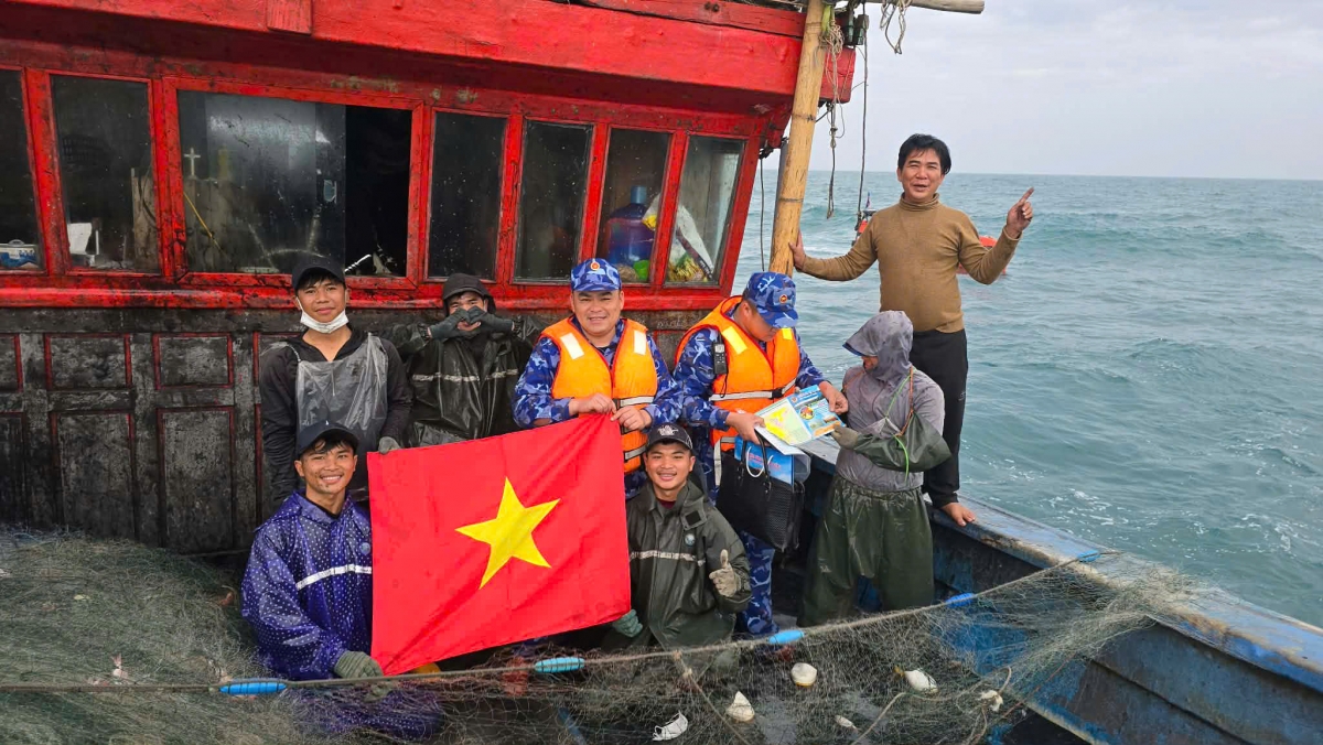 Tuyên truyền phòng chống khai thác IUU và tặng cờ Tổ quốc cho ngư dân đánh bắt hải sản trên biển