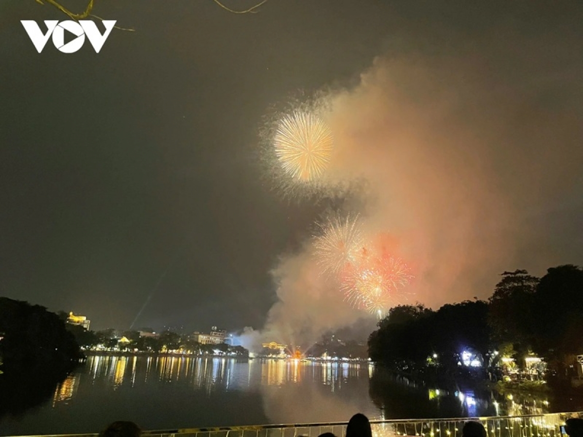 Pháo hoa rực sáng khu vực Hồ Hoàn Kiếm, thủ đô Hà Nội.