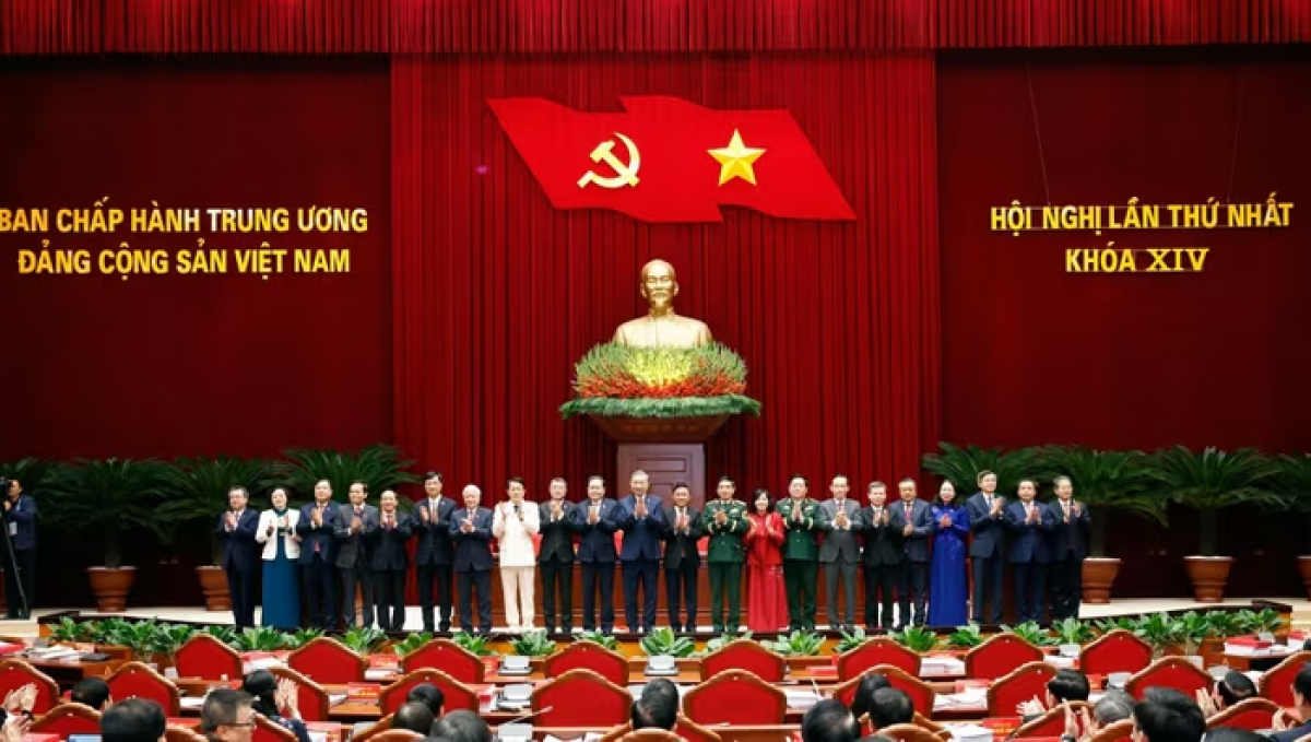 Tổng Bí thư Tô Lâm cùng các ủy viên Bộ Chính trị, ủy viên Ban Bí thư Ban chấp hành Trung ương khóa 14 ra mắt tại Hội nghị lần thứ nhất Ban chấp hành Trung ương Đảng khóa 14. Ảnh: TTXVN