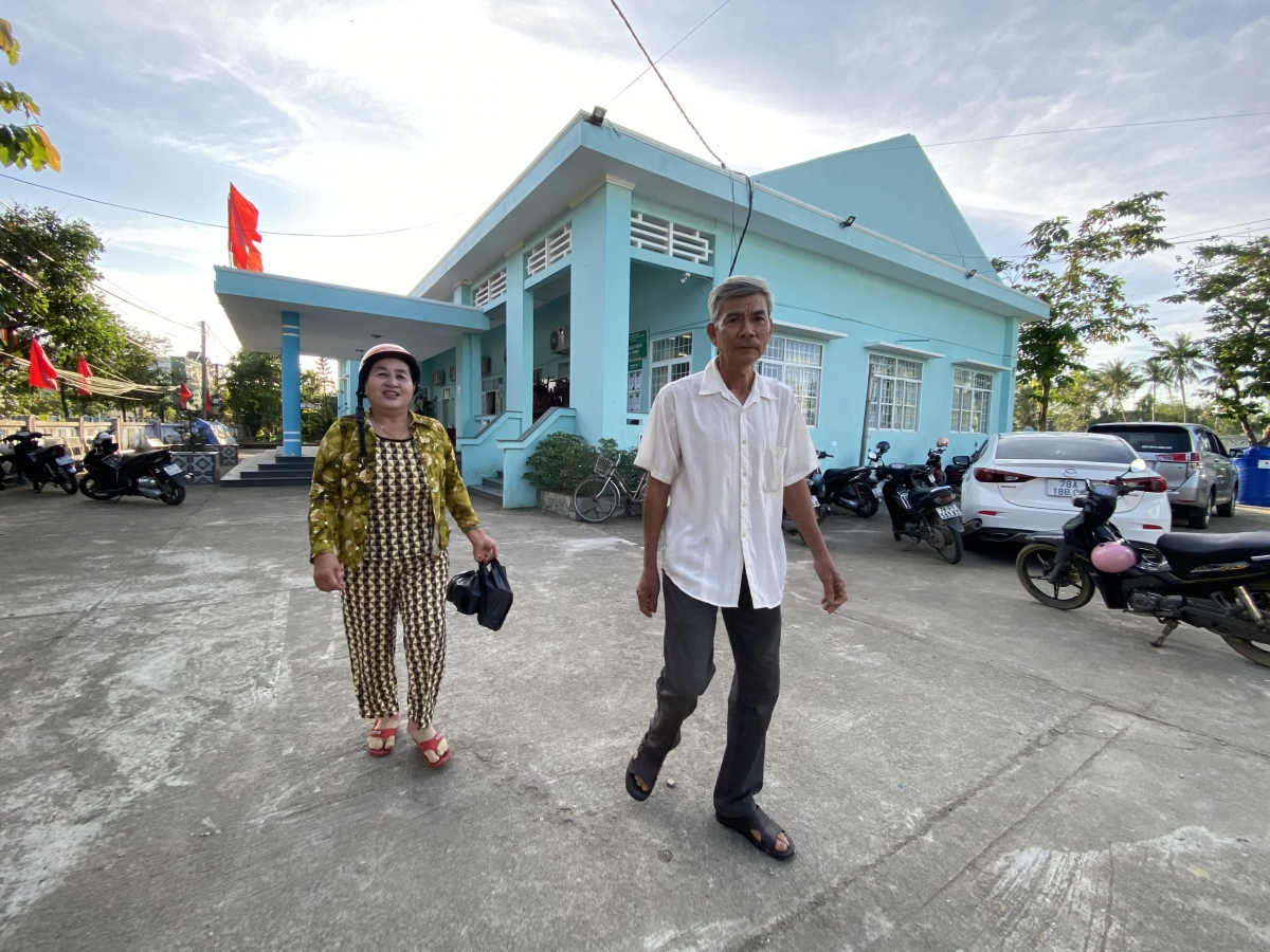 Vợ chồng ông Lê Xuân Vinh, thôn Phú Diễn, đến nhận chế độ hỗ trợ của Nhà nước sau mưa lũ tại trụ sở UBND xã Hoà Thịnh.