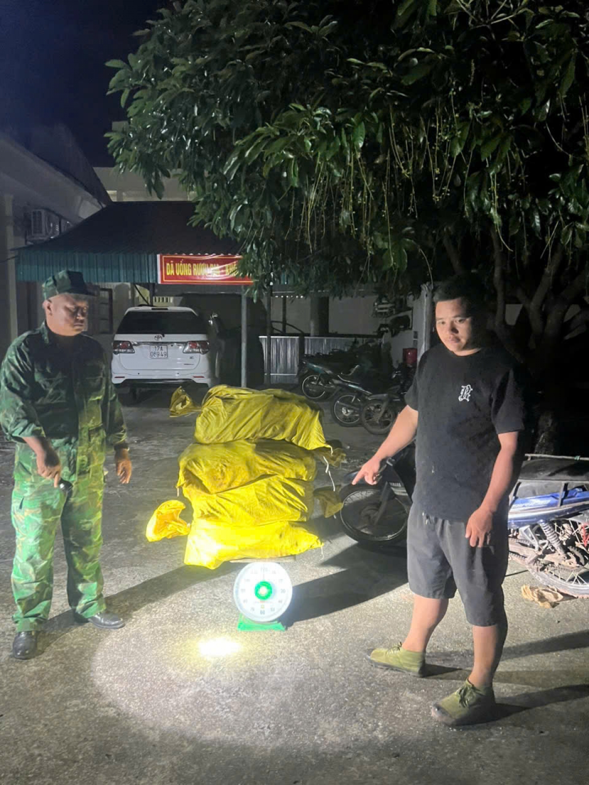 Nhiều đối tượng vẫn lén lút vận chuyển nhỏ lẻ mặt hàng thực phẩm đông lạnh như chân gà, chân lợn, thịt bò, thịt trâu, xúc xích..., xuất nhập lậu qua một số đường mòn biên giới.