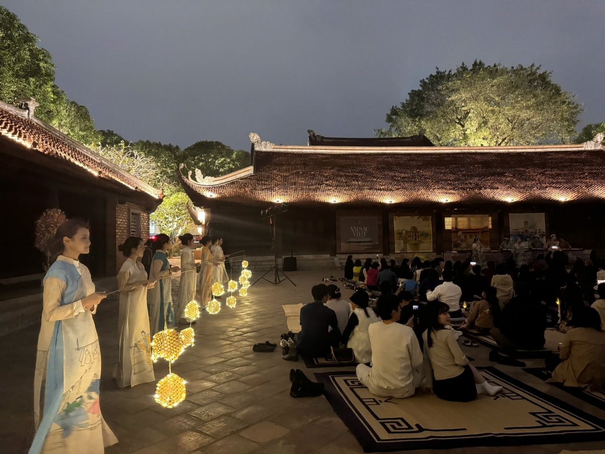 Không gian ấm cúng tại chương trình "Âm sắc Việt" mang đến nhiều cảm xúc cho du khách trong ngày đầu năm mới