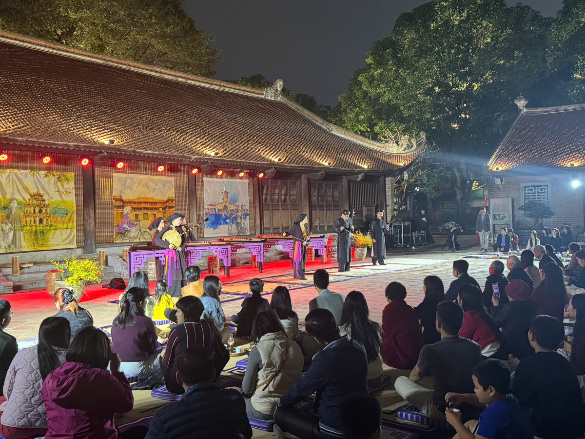 Du khách hào hứng trải nghiệm các hoạt động hấp dẫn tại "Âm sắc Việt"