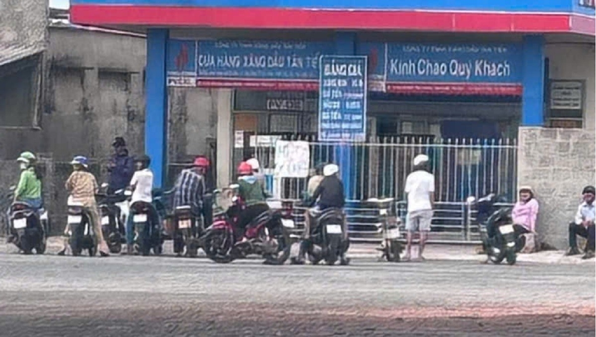 Người dân ngồi chờ mua xăng dầu vào sáng ngày 5/1. Ảnh: MXH