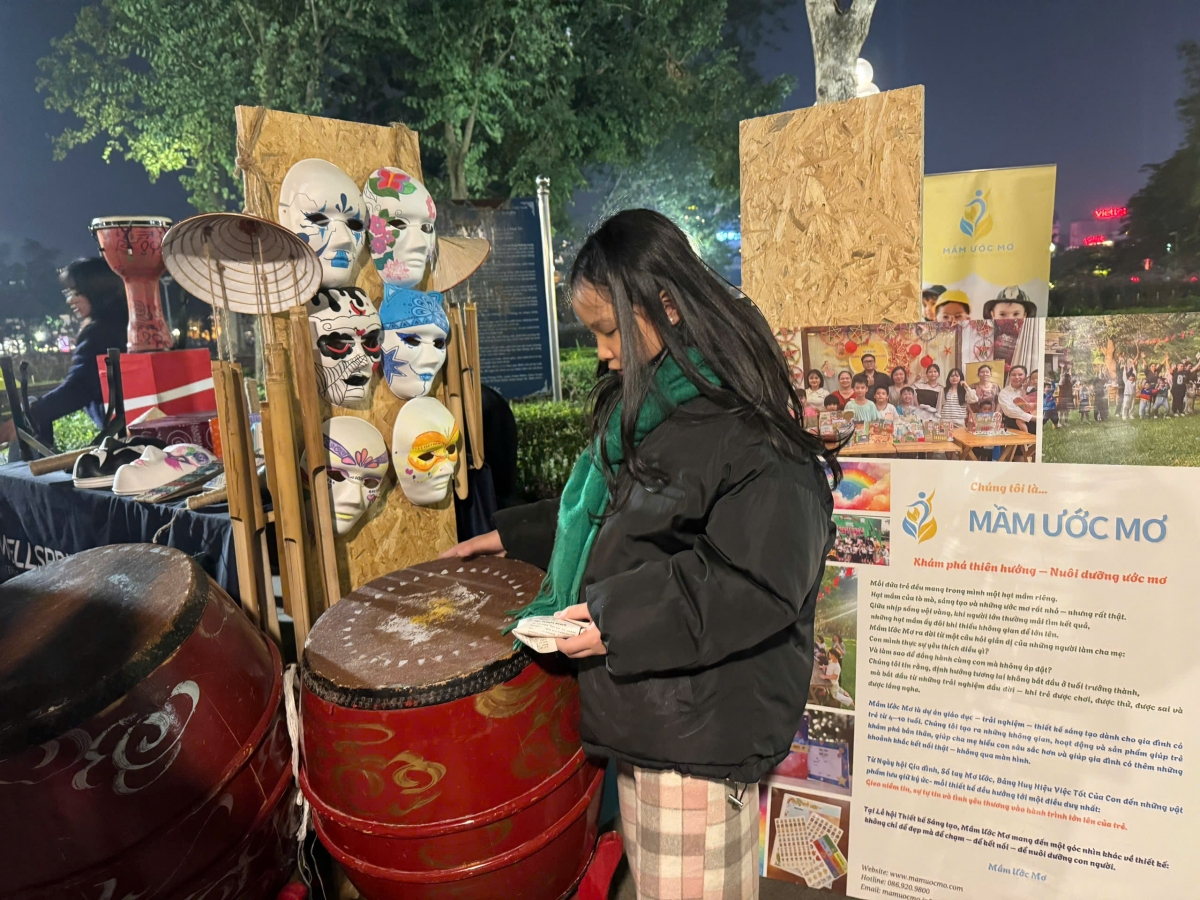 Các gian hàng trưng bày thu hút du khách tham quan ở nhiều độ tuổi