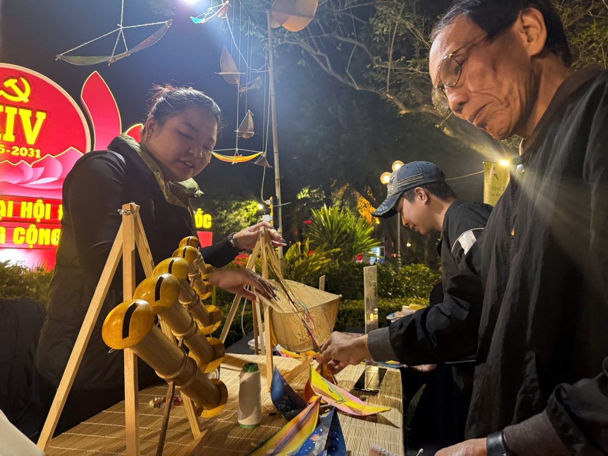 Gian trưng bày diều gió, diều sáo của của làng Bá Dương Nội, xã Ô Diên, thành phố Hà Nội.