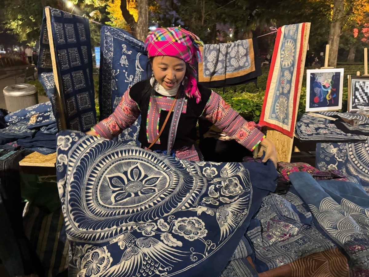 Chị Hàng Y Na hạnh phúc khi được giới thiệu sản phẩm truyền thống đến du khách trong và ngoài nước