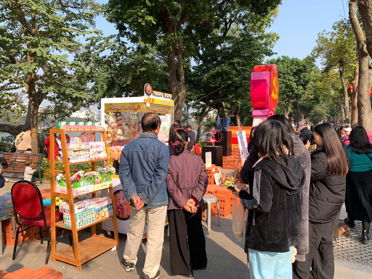 Các gian hàng luôn thu hút rất đông du khách đến tham quan và tìm hiểu