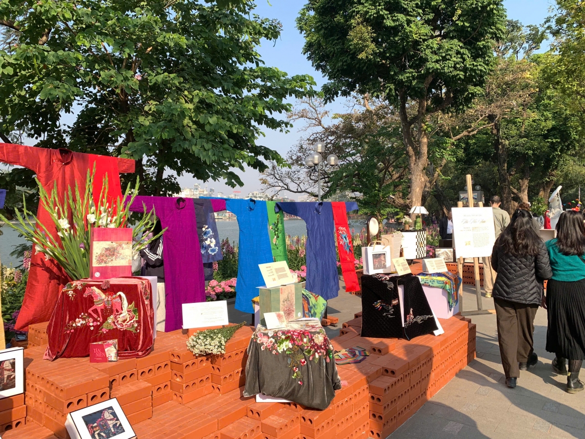 Các gian hàng giới thiệu các sản phẩm, dịch vụ công nghiệp văn hoá có tính thiết kế.