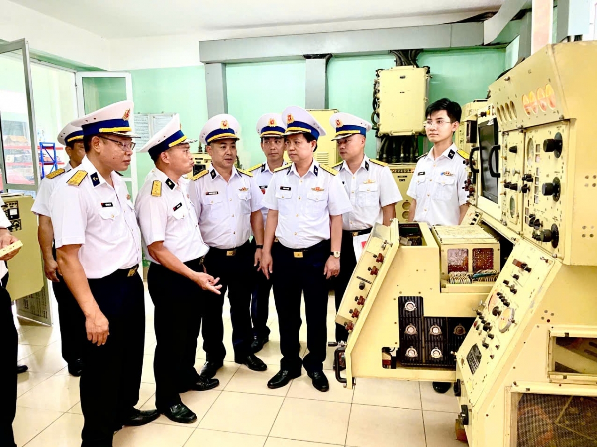 Đại tá Phạm Kim Tuyến, Chính ủy Cục Hậu cần – Kỹ thuật Hải quân (thứ 3 từ phải sang) kiểm tra Nhà máy X56