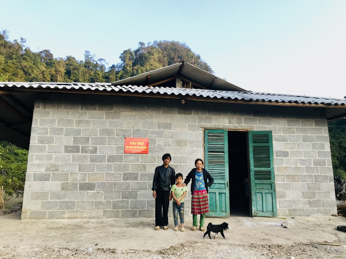 Vợ chồng anh Chứ Mí Dống, xã Sơn Vĩ, tỉnh Tuyên Quang vươn lên thoát nghèo nhờ sự hỗ trợ của các CBCS Bộ đội biên phòng