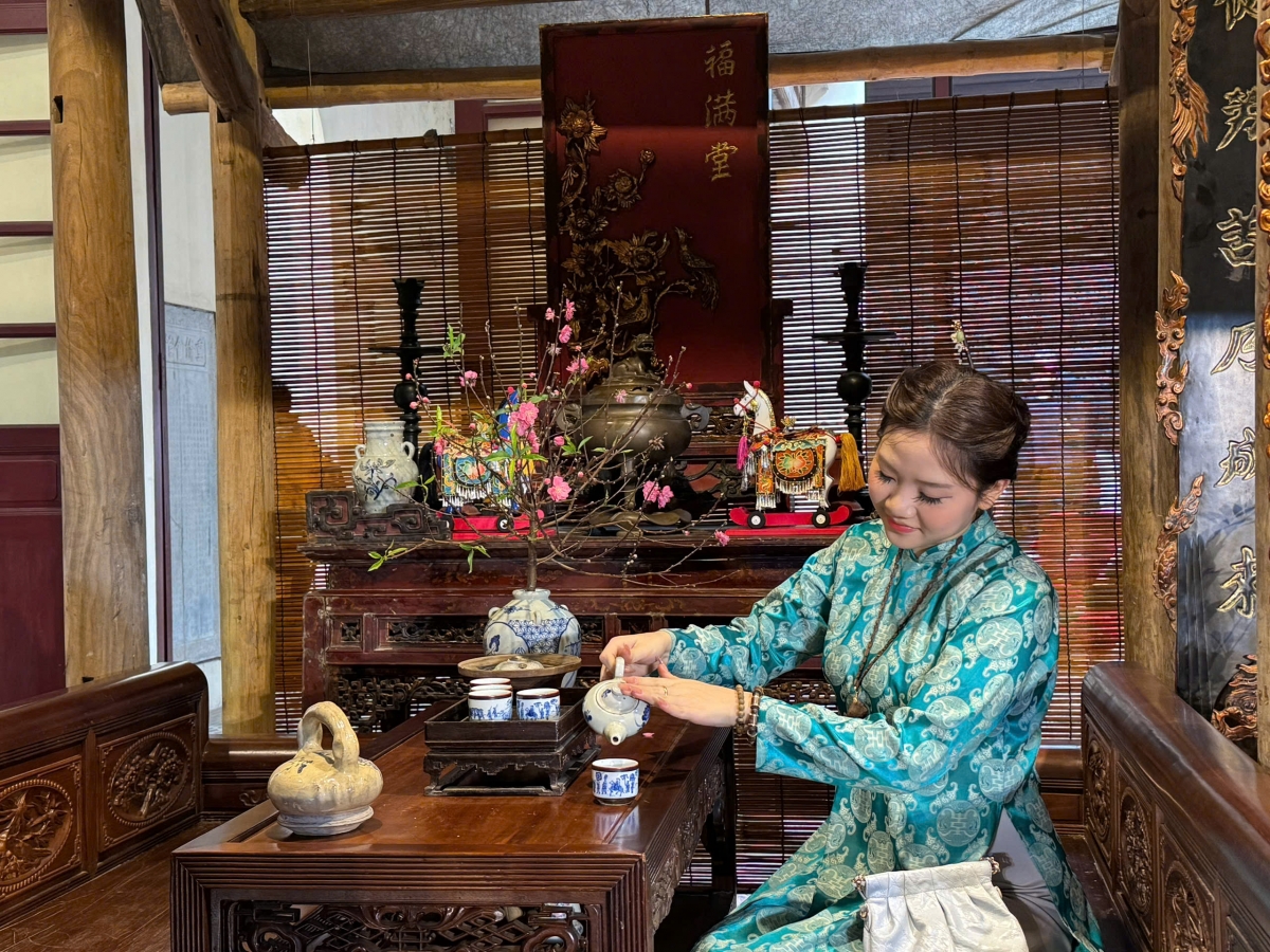 Du khách trải nghiệm thưởng trà trong gian nhà xưa