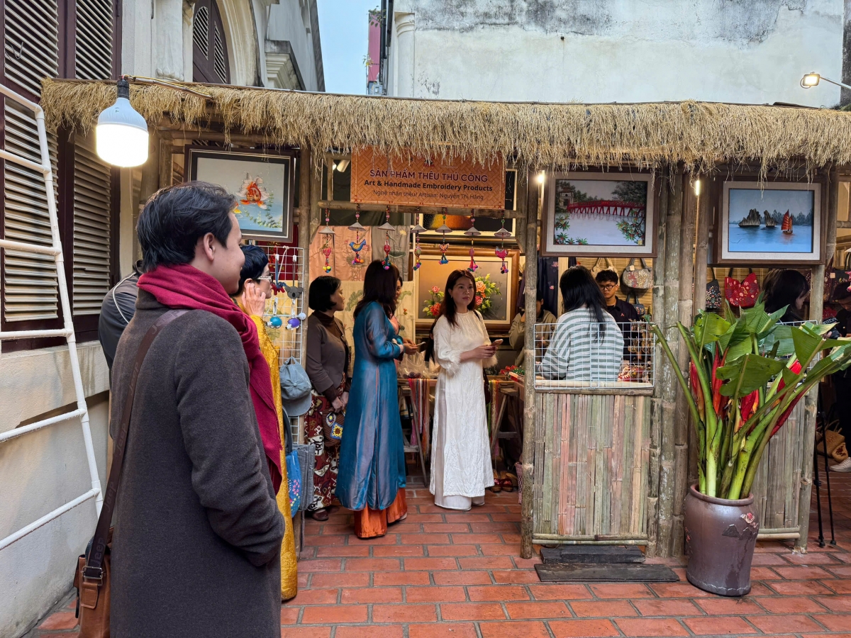 Các gian hàng giới thiệu sản phẩm truyền thống tái hiện một phần phiên chợ tết xưa