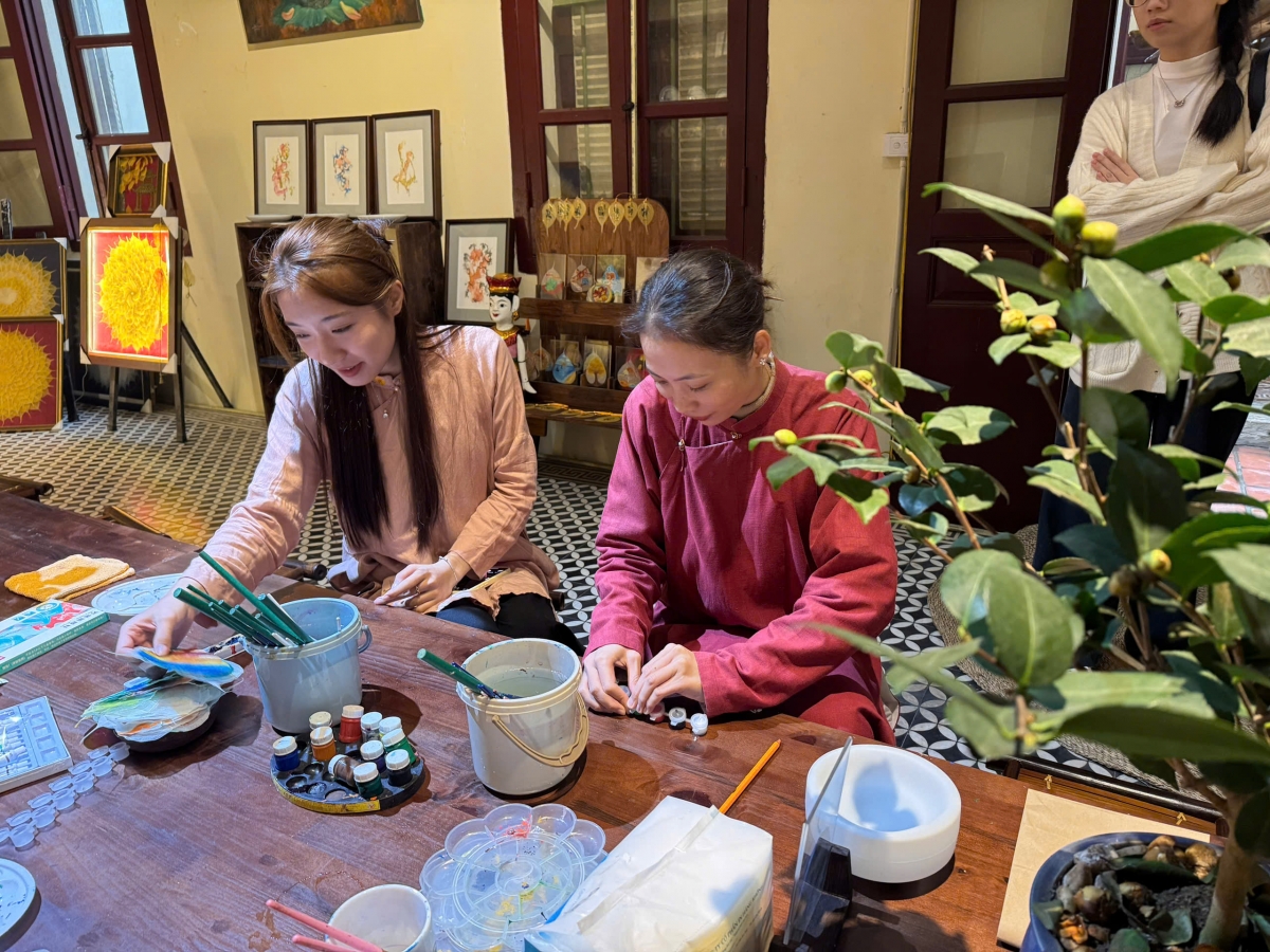 Du khách tham quan được trải nghiệm nhiều hoạt động như vẽ tranh đông hồ, vẽ lá bồ đề