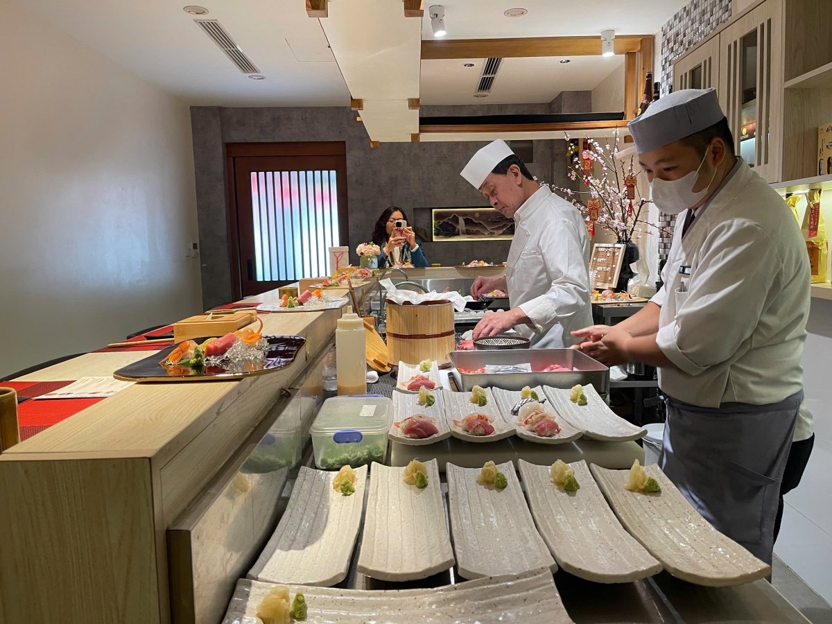 Các đầu bếp nhà hàng Ringo chế biến món ăn từ hải sản cao cấp nhập khẩu từ Nhật Bản
