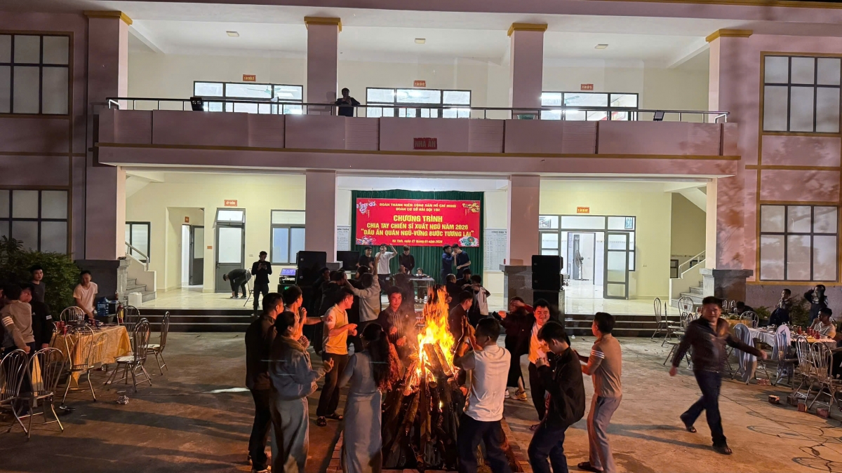 Hoạt động giao lưu văn nghệ đốt lửa trại diễn ra sôi nổi