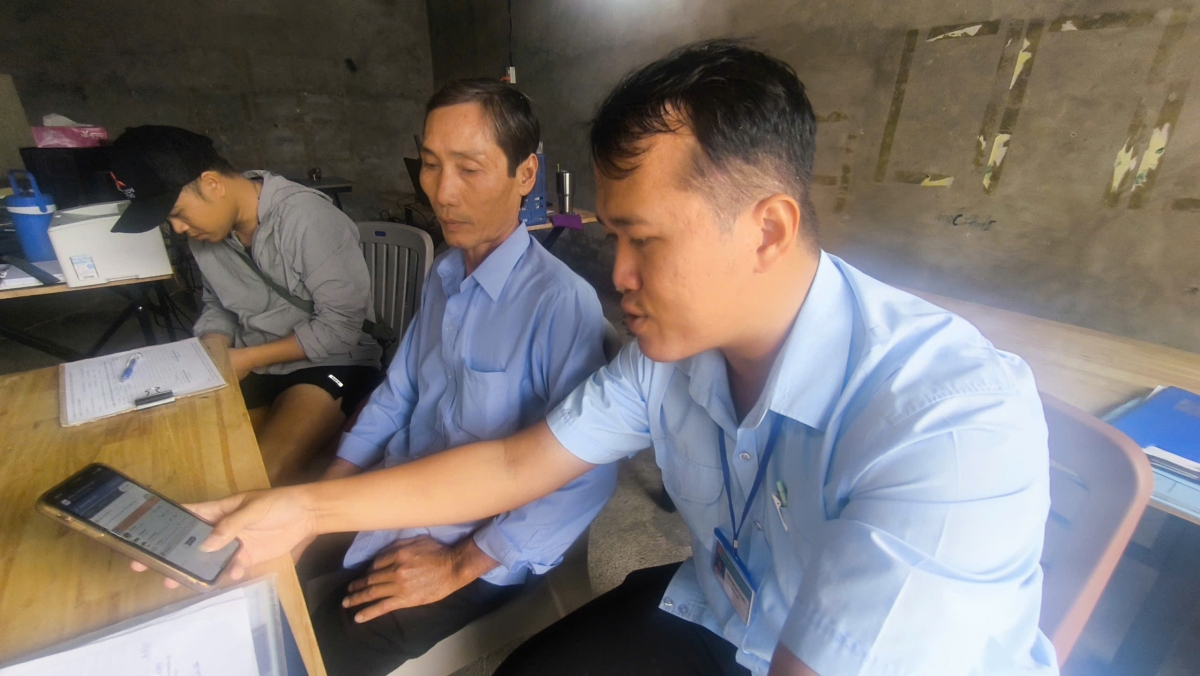 Ông Dương Văn Kết làm việc với cán bộ Văn phòng kiểm tra, kiểm soát nghề cá Cà Mau bằng việc khai báo qua điện thoại thông minh