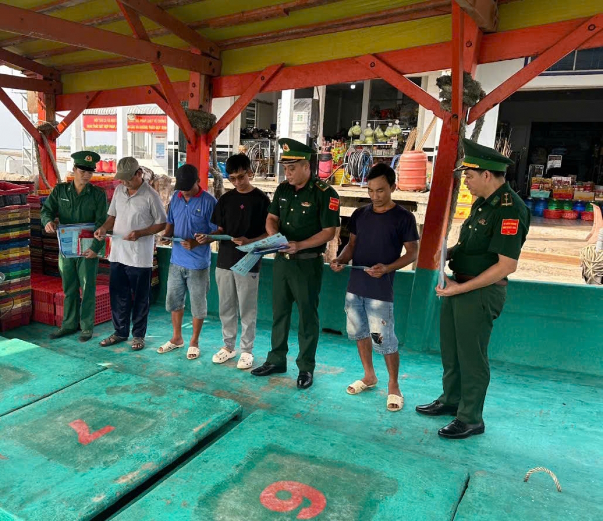 Cán bộ trạm kiểm soát biên phòng Sông Đốc tuyên truyền pháp luật cho ngư dân trực tiếp trên tàu cá