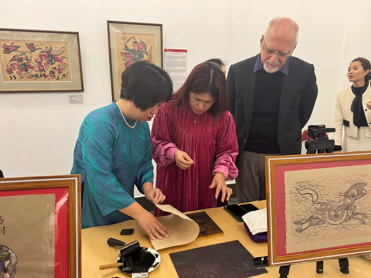 Du khách thích thú tham gia các hoạt động trải nghiệm tại triển lãm