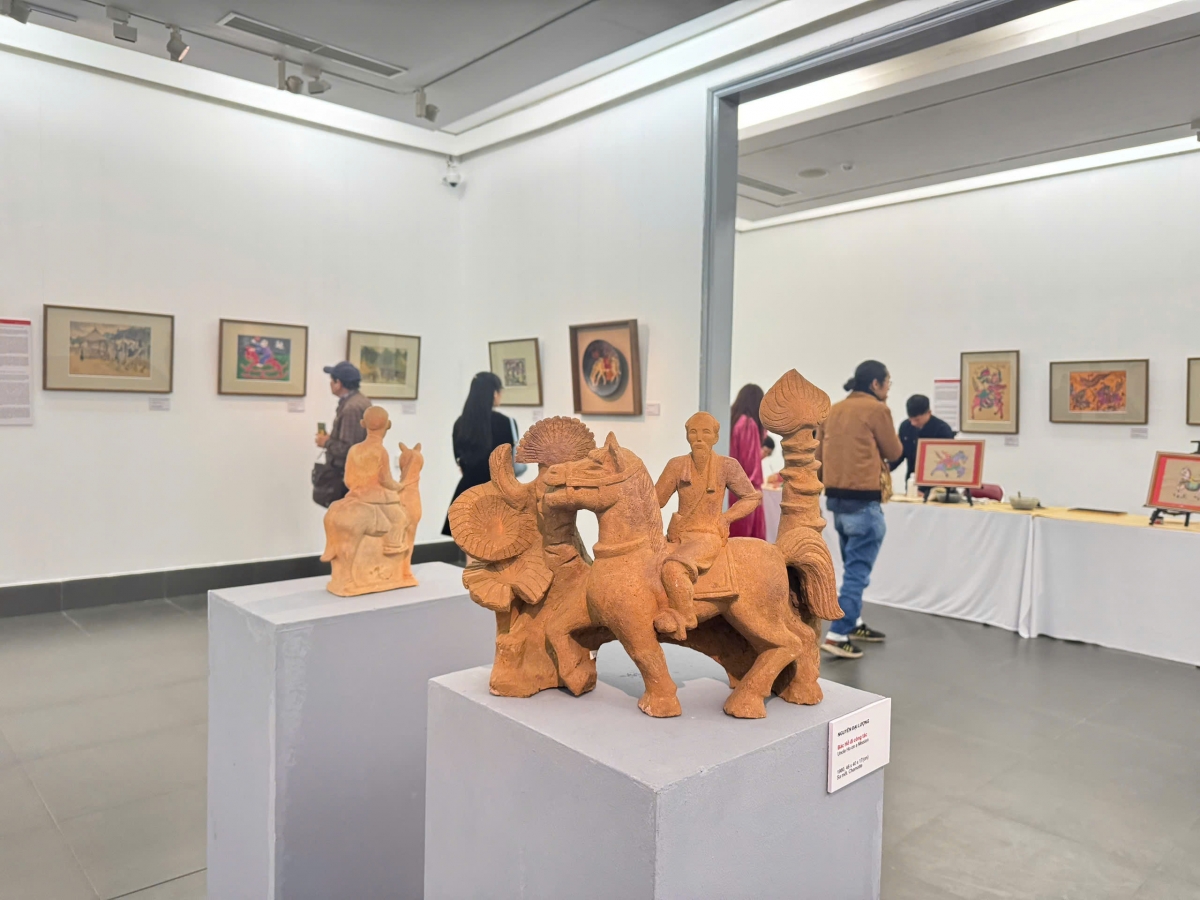 Các tác phẩm trưng bày thể hiện sự đa dạng về loại hình và chất liệu như sơn mài, sơn dầu, lụa, tranh giấy, gỗ, đất nung, gốm