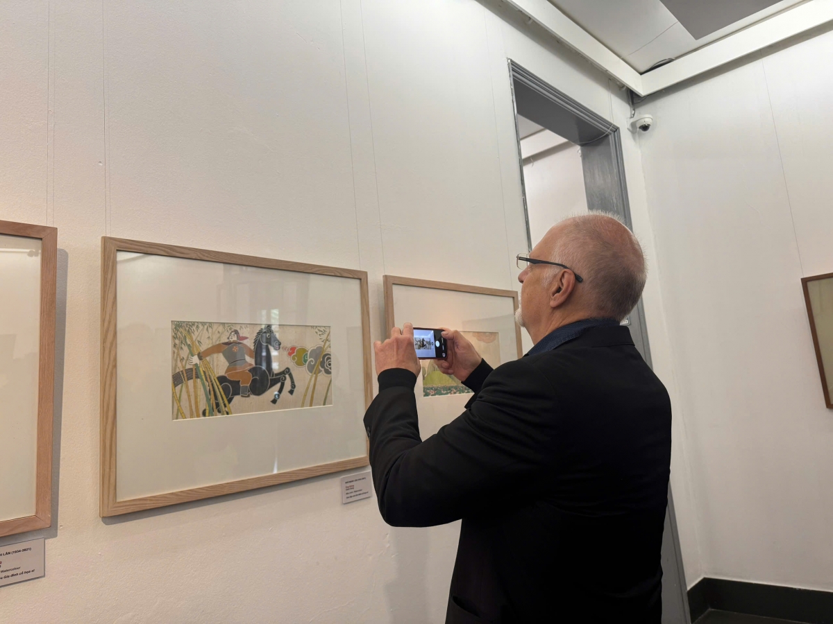 Du khách chiêm ngưỡng các tác phẩm về hình tượng ngựa trong triển lãm