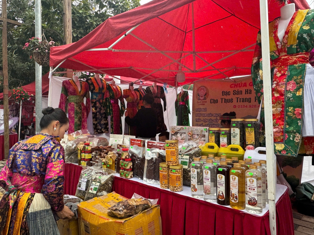 Sự kiện giới thiệu các gian trưng bày về đặc sản, trang phục, ẩm thực của người Mông từ nhiều tỉnh thành