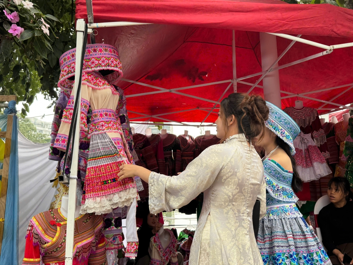 Đến với chương trình, du khách được tìm hiểu và trải nghiệm các trang phục đặc sắc của người Mông