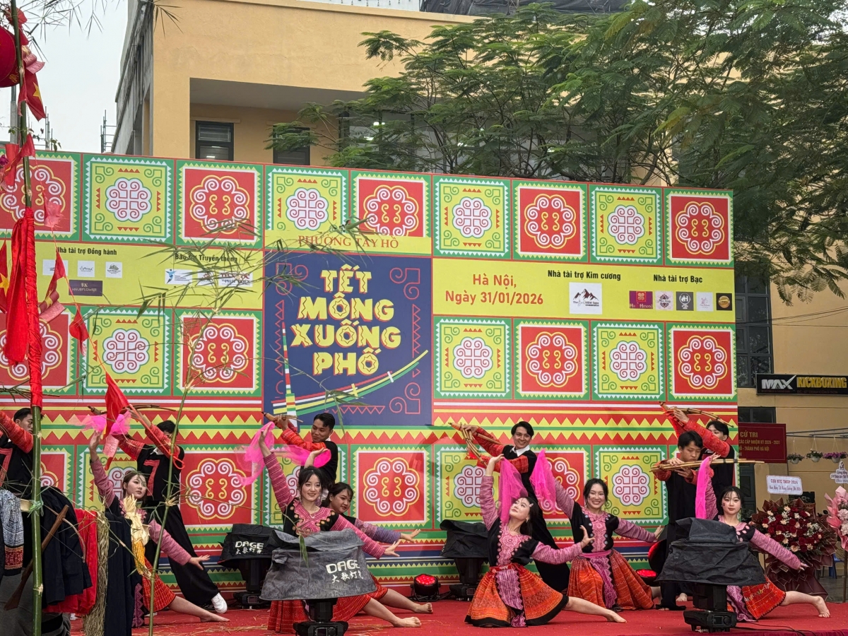 Các tiết mục biểu diễn được thể hiện bởi những bạn trẻ người Mông