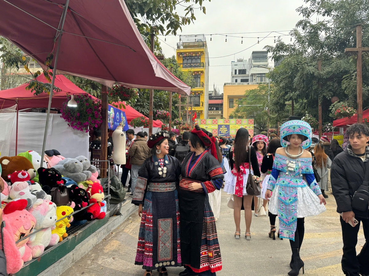 Đến với chương trình, các bạn trẻ thoả sức diện các trang phục đa dạng của người Mông