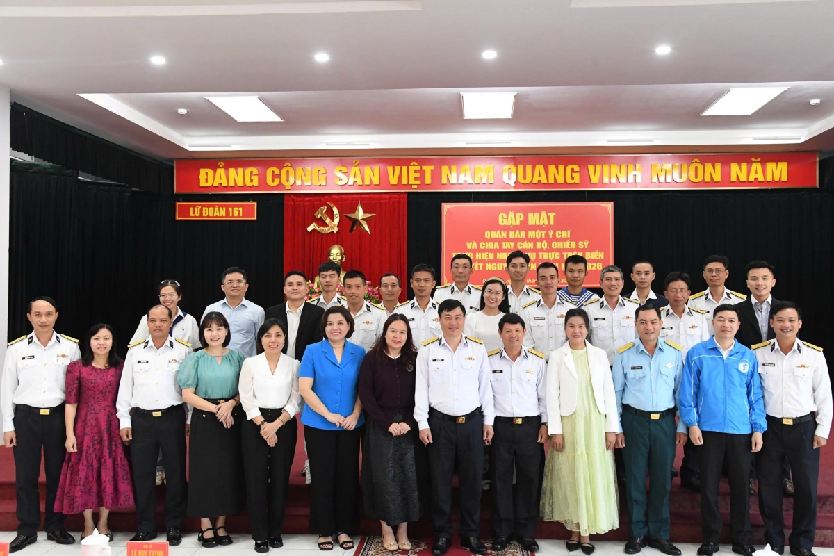 Các đại biểu chụp ảnh lưu niệm với CBCS Tàu 628