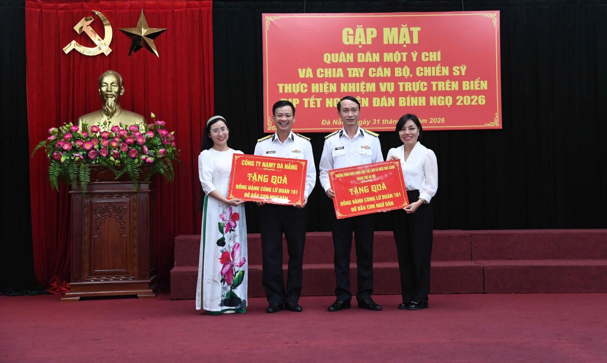Đại diện công ty Namy Đà Nẵng và Mầm non Tuệ Lâm tặng quà đồng hành cùng Lữ đoàn 161 đỡ đầu con ngư dân