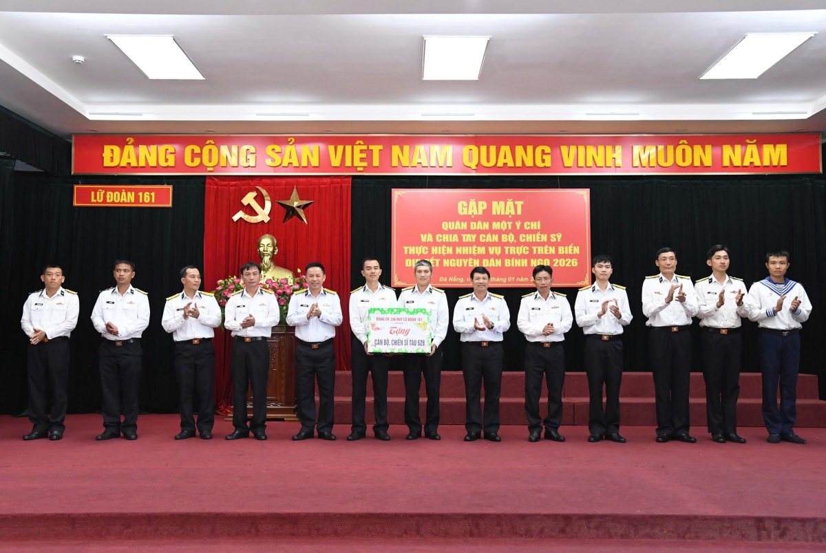 Thủ trưởng Lữ đoàn 161 tặng quà, chúc Tết CBCS Tàu 628