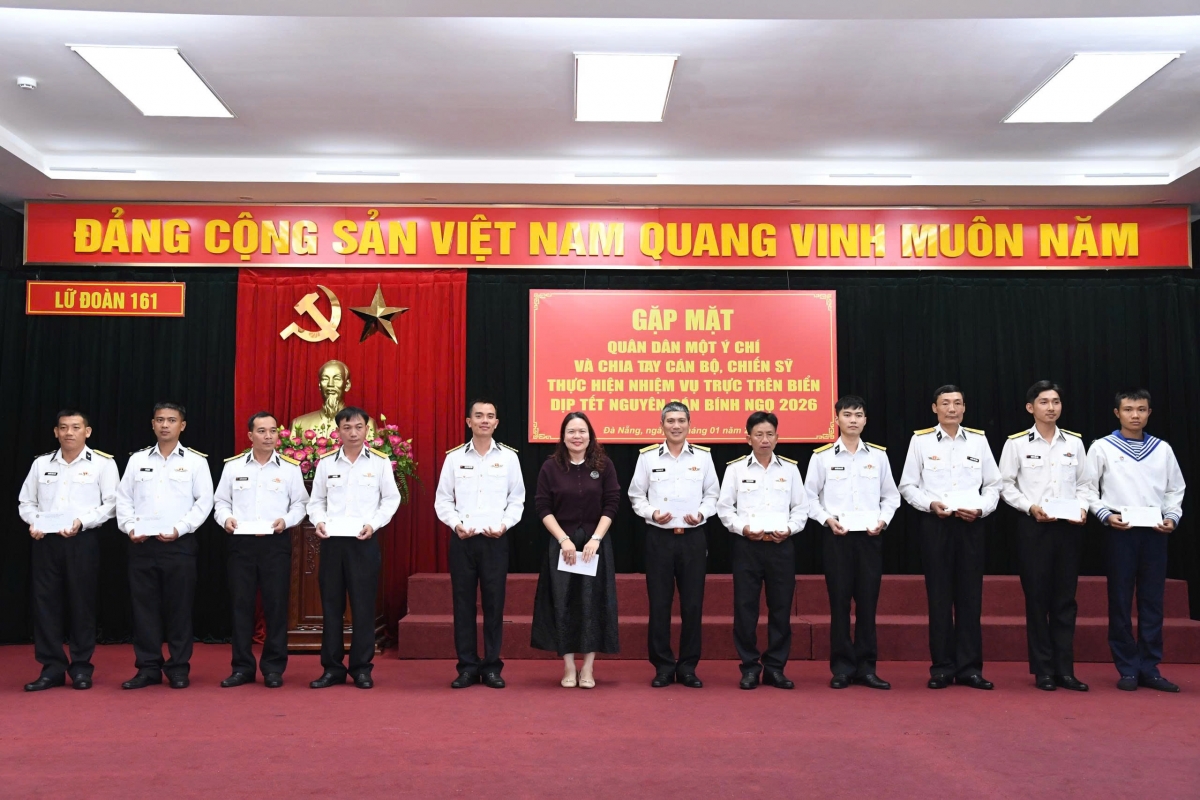 Bà Nguyễn Thị Hồng Hạnh, Thẩm phán Tòa án khu vực 5, TP Hà Nội tặng quà, chúc Tết CBCS Tàu 628