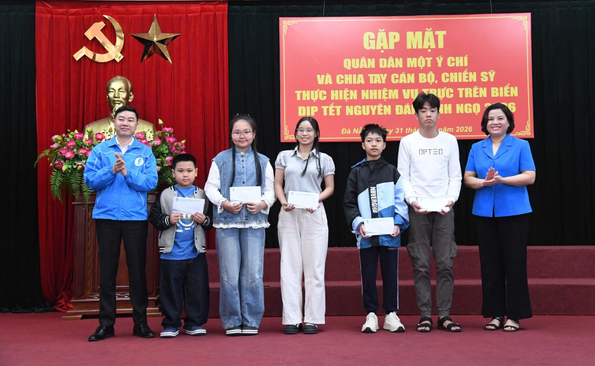 CLB Tuổi trẻ vì biển đảo quê hương tặng quà cho các cháu học sinh là con của quân nhân Lữ đoàn 161 trực trên biển dịp Tết Nguyên đán 2026