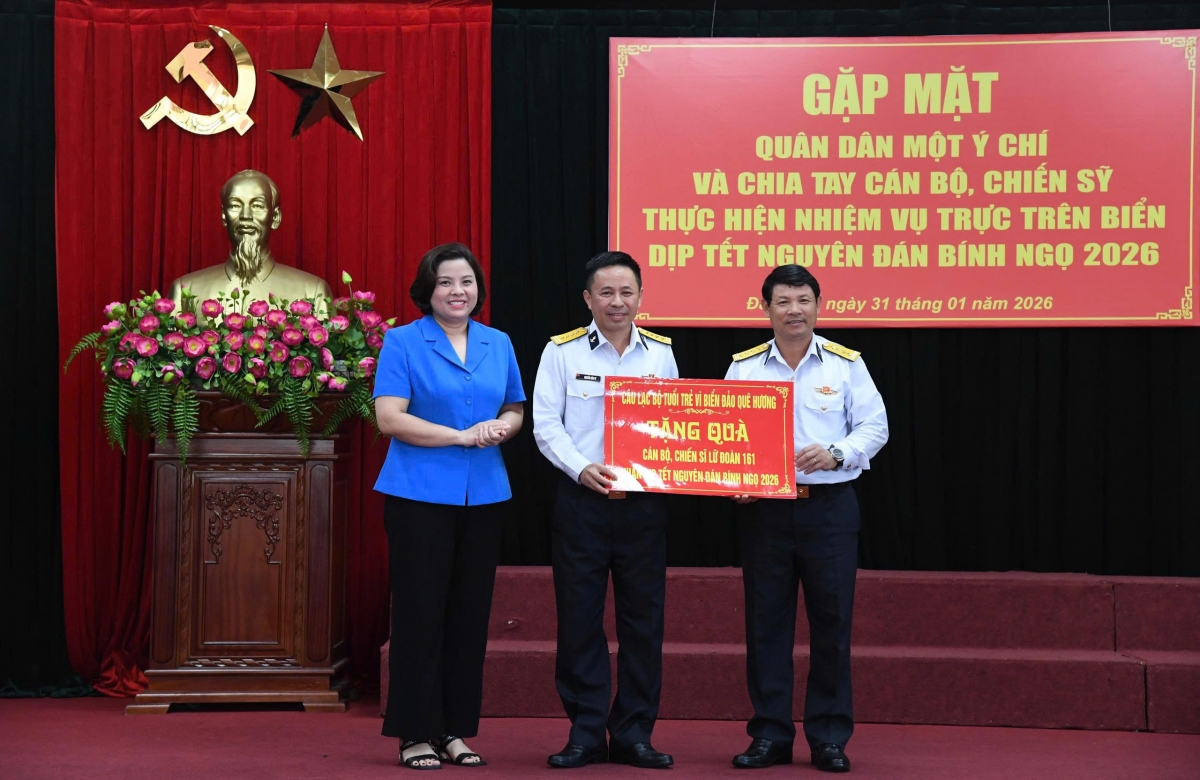 Bà Hồ Liên thay mặt CLB Tuổi trẻ vì biển đảo quê hương tặng quà CBCS Lữ đoàn 161