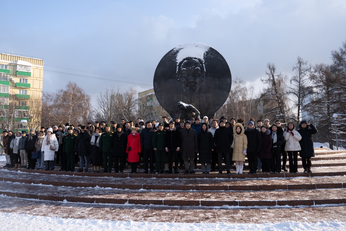 Đoàn dâng hoa chụp ảnh kỷ niệm sau buổi lễ