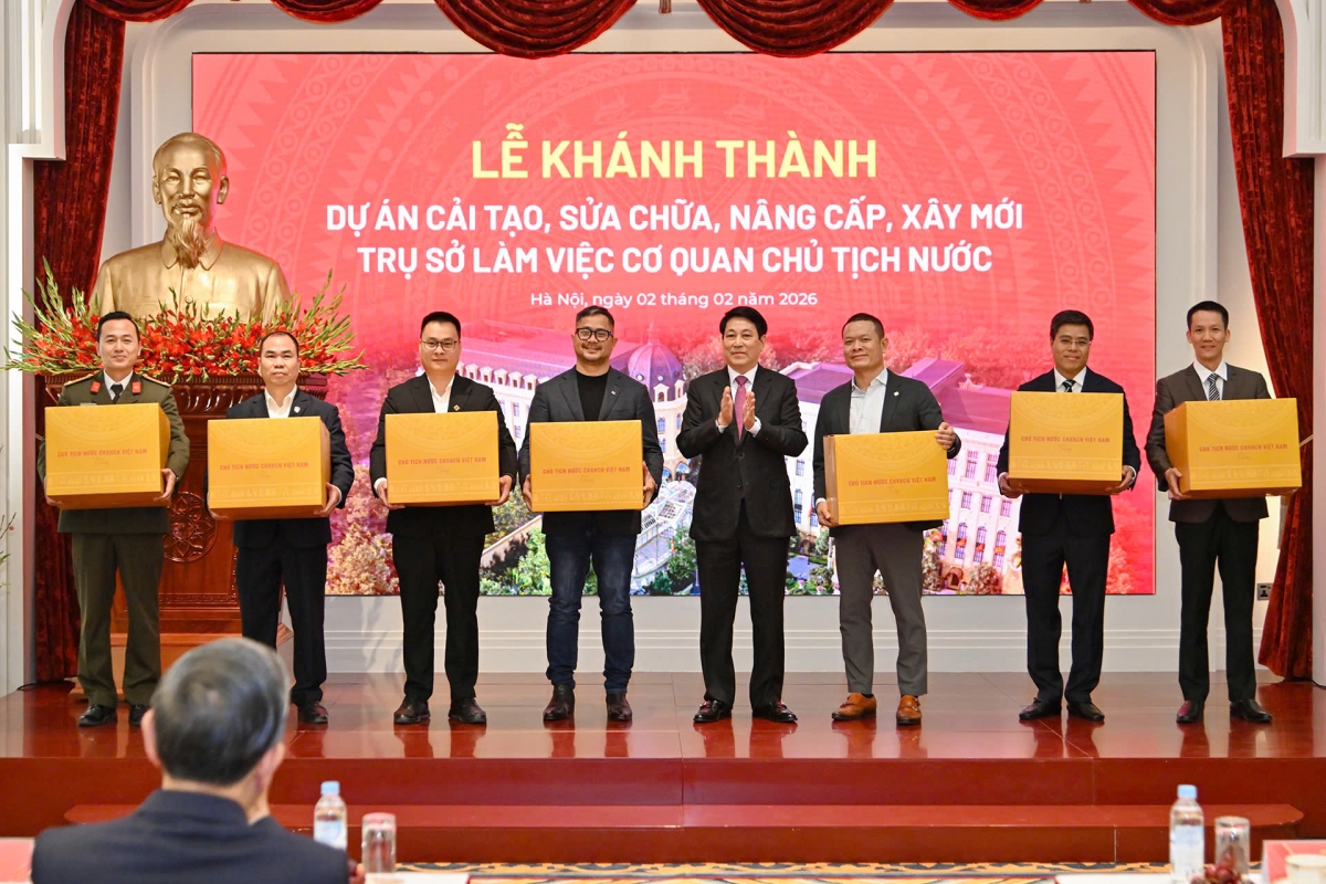 Chủ tịch nước Lương Cường tặng quà các đơn vị thực hiện dự án