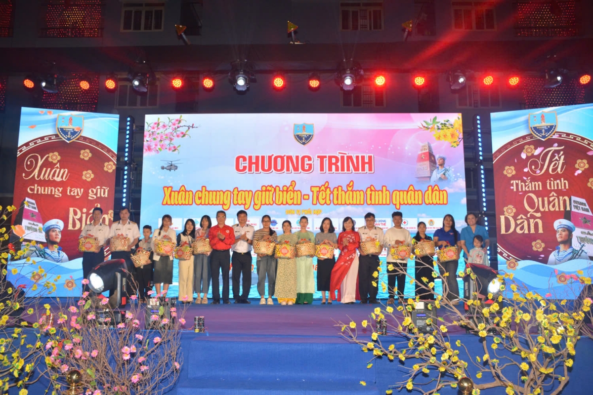 Ban tổ chức trao quà tặng đại diện các gia đình