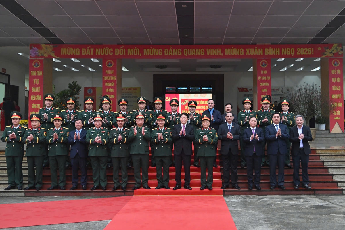 Chủ tịch nước chụp ảnh cùng các đại biểu và lãnh đạo Sư đoàn 316