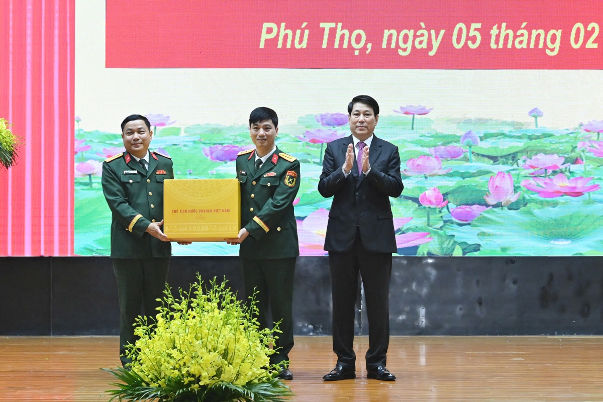 Chủ tịch nước Lương Cường tặng quà Sư đoàn 316