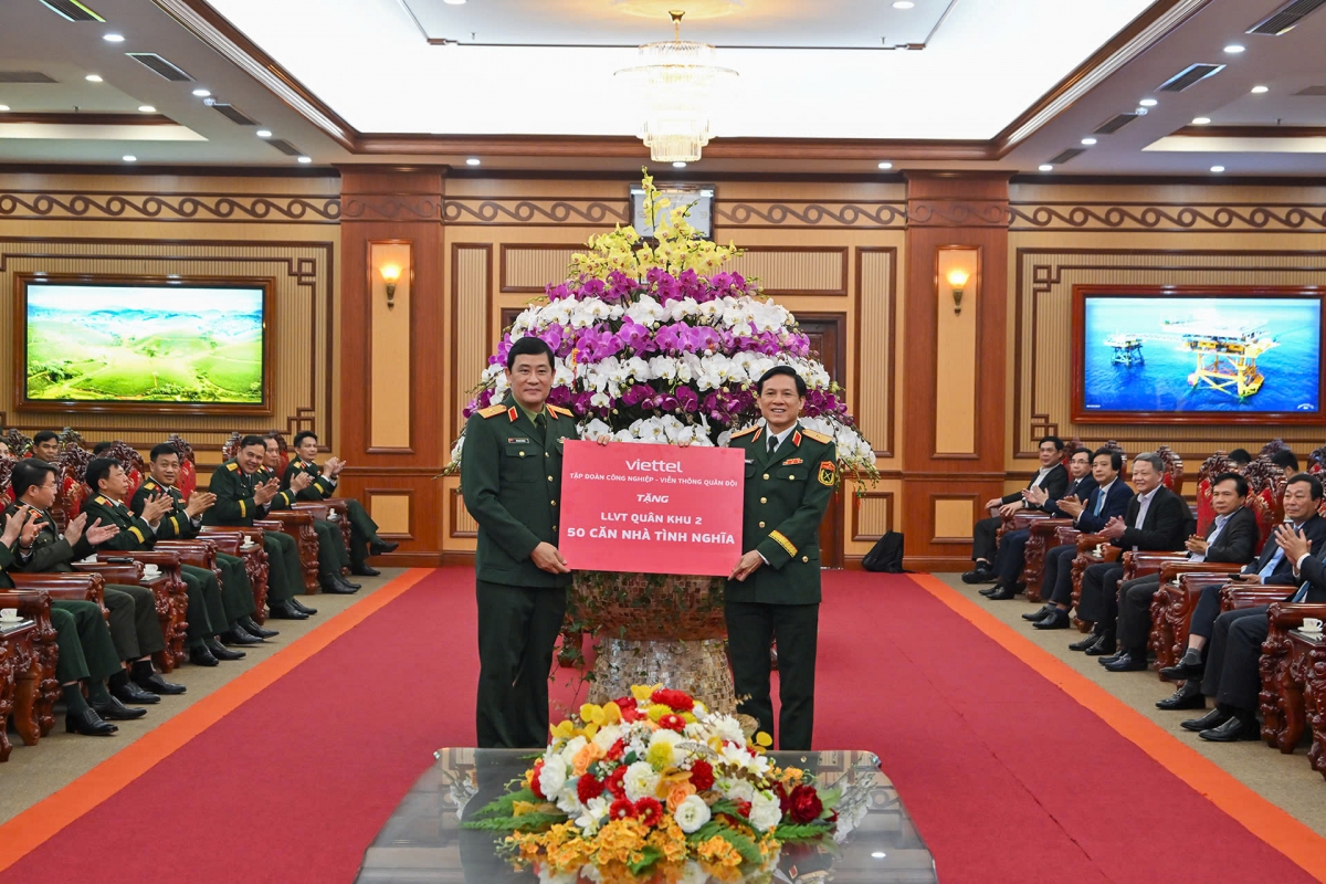 Tập đoàn công nghiệp viễn thông quân đội Viettel tặng 50 căn nhà tình nghĩa và 200 suất quà tết cho lực lượng vũ trang tỉnh Phú Thọ