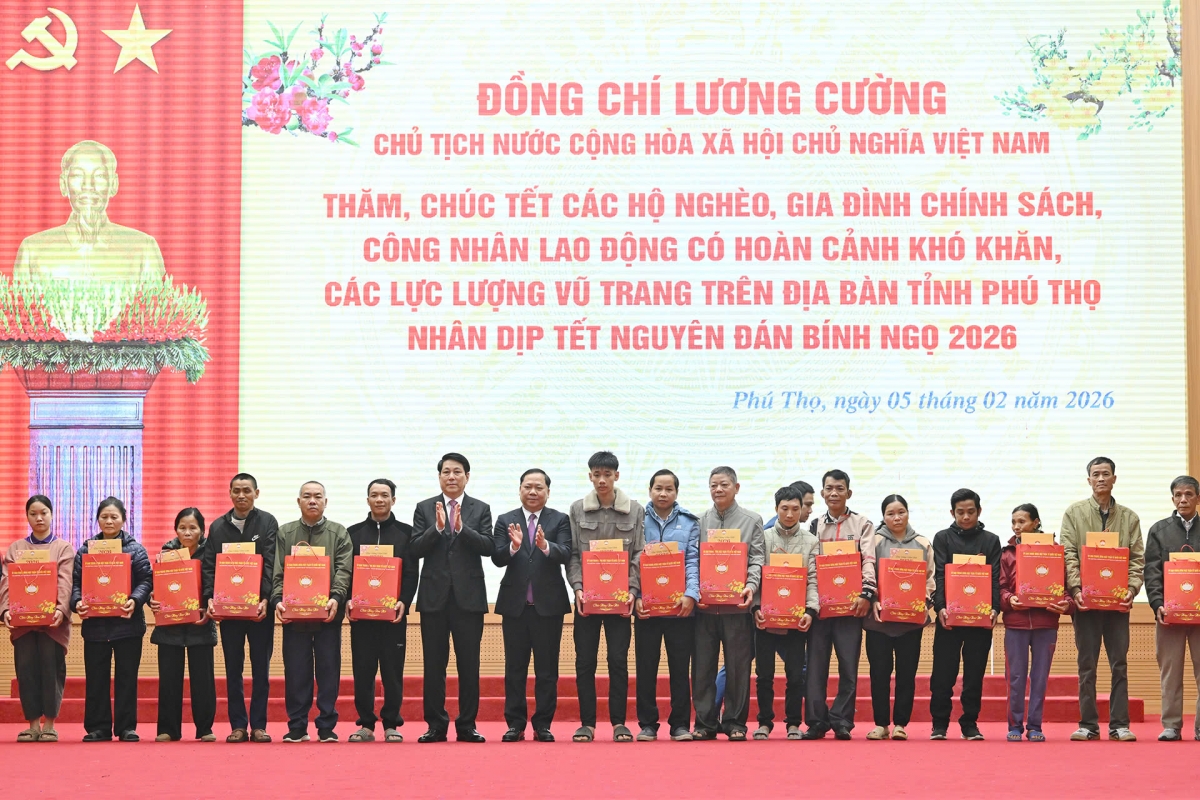 Chủ tịch nước Lương Cường tặng quà các hộ nghèo, gia đình chính sách, công nhân có hoàn cảnh khó khăn tỉnh Phú Thọ.