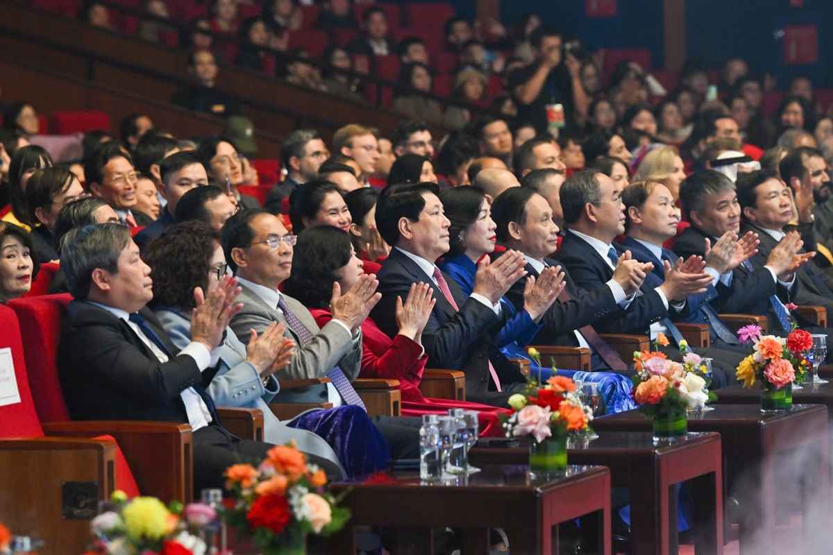 Chủ tịch nước Lương Cường và các đại biểu dự chương trình