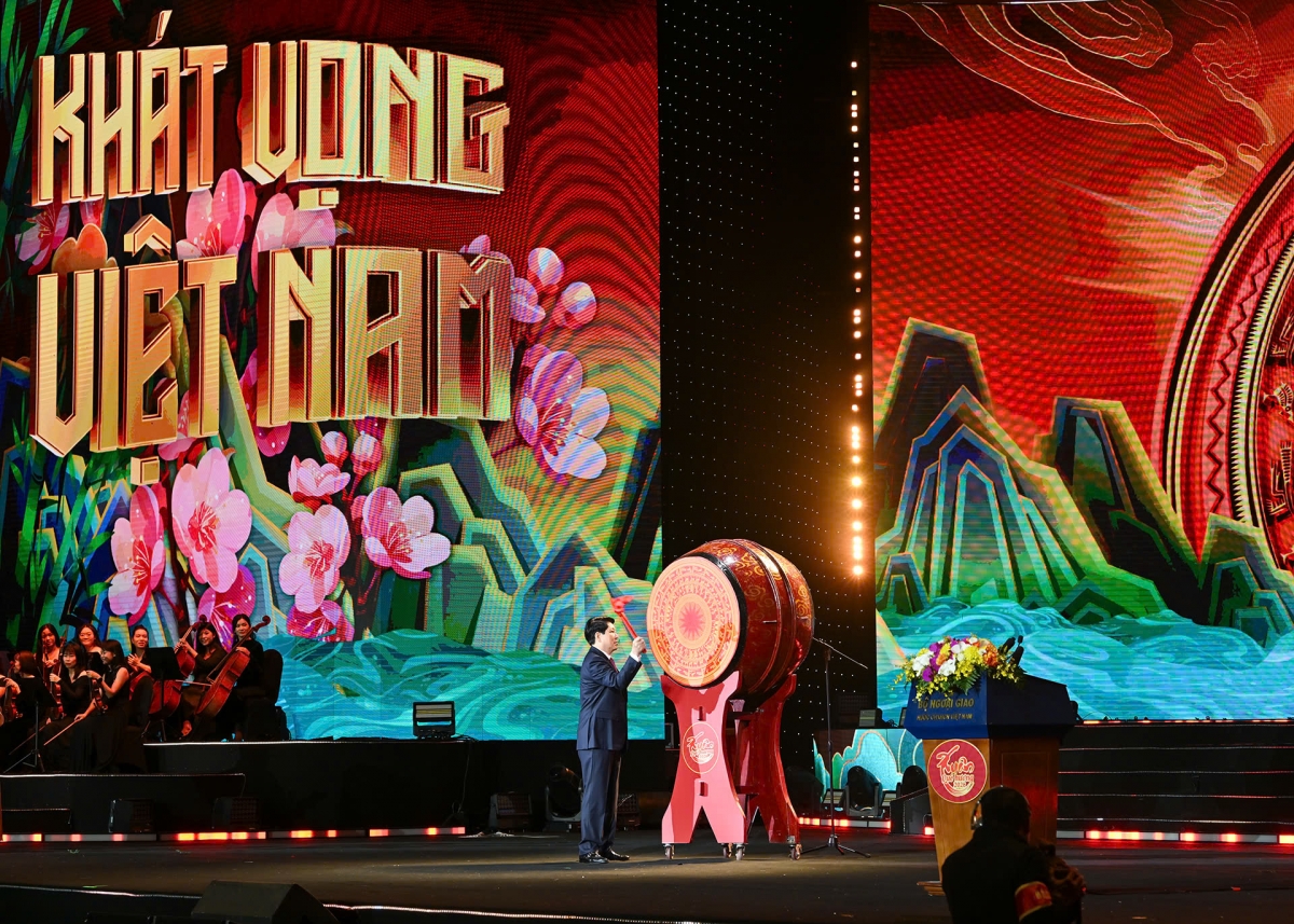 Chủ tịch nước Lương Cường đánh trồng khai hôi, mừng xuân