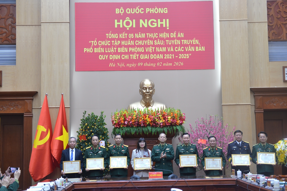 Bộ Quốc phòng tặng Bằng khen cho các tập thể có thành tích xuất sắc